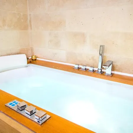 Jacuzzi - La Petite Romantique - Flobnb Apartman Laon