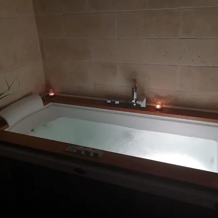 Jacuzzi - La Petite Romantique - Flobnb *