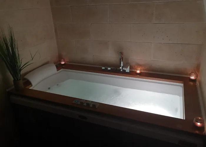 Jacuzzi - La Petite Romantique - Flobnb *